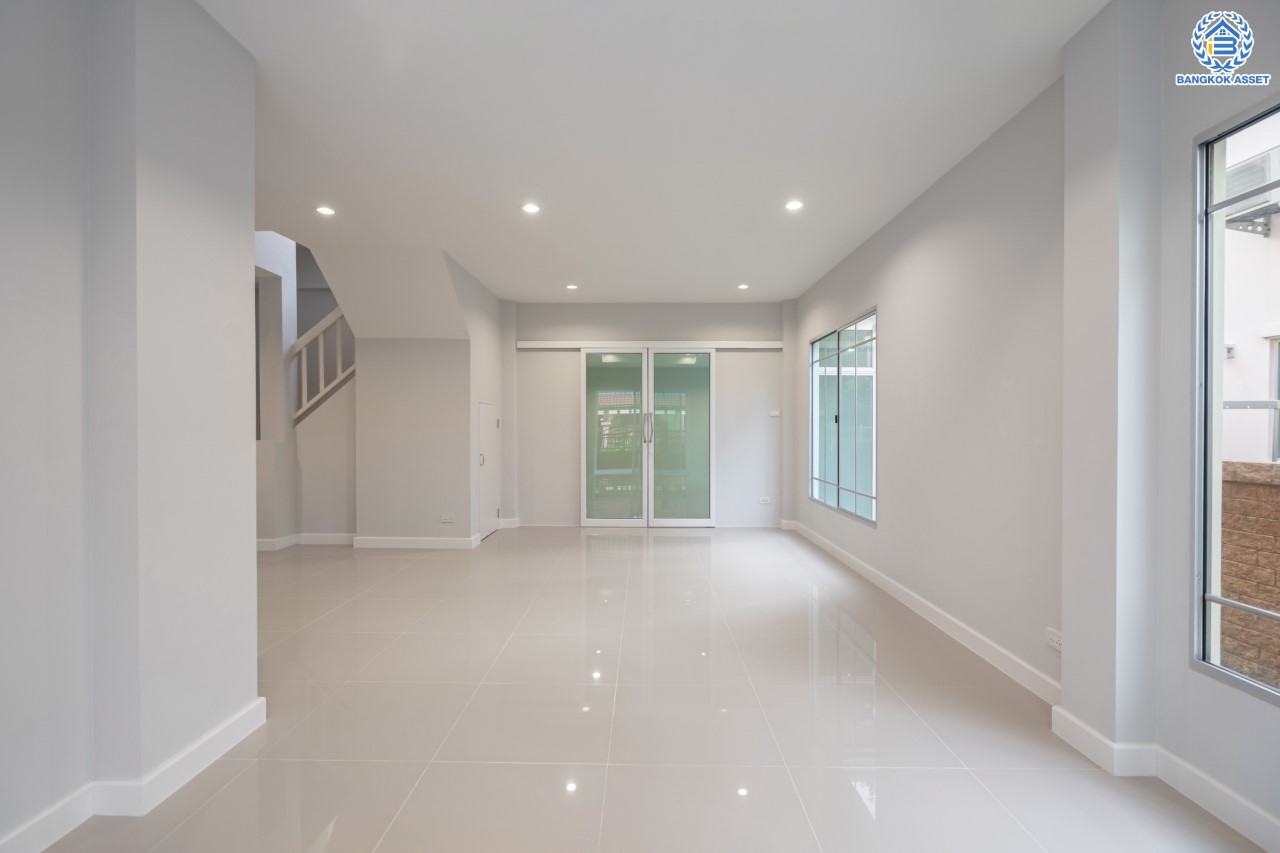 บ้านมือสองตกแต่งใหม่ ม.ธนาสิริ ปิ่นเกล้า-ราชพฤกษ์ เนื้อที่ 37.5 ตร.ว. บ้านแฝดหลังใหญ่ ตอบโจทย์ทุกการอยู่อาศัย ฟังก์ชัน 3 ห้องนอน 3 ห้องน้ำ 2 ที่จอดรถ บนทำเลติดถนนราชพฤกษ์ ใกล้วงเวียนพระราม5 รถไฟฟ้า "สถานีบางรักน้อยท่าอิฐ" และ จุดทางด่วน "กาญจนาภิเษก"